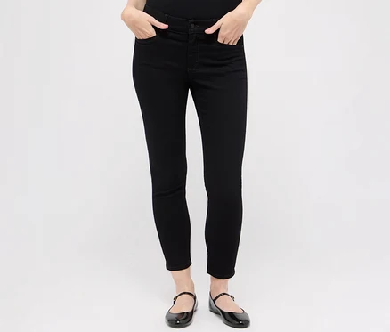 Nő visel fekete Angels »Ornella sporty« farmert és fekete cipőt.