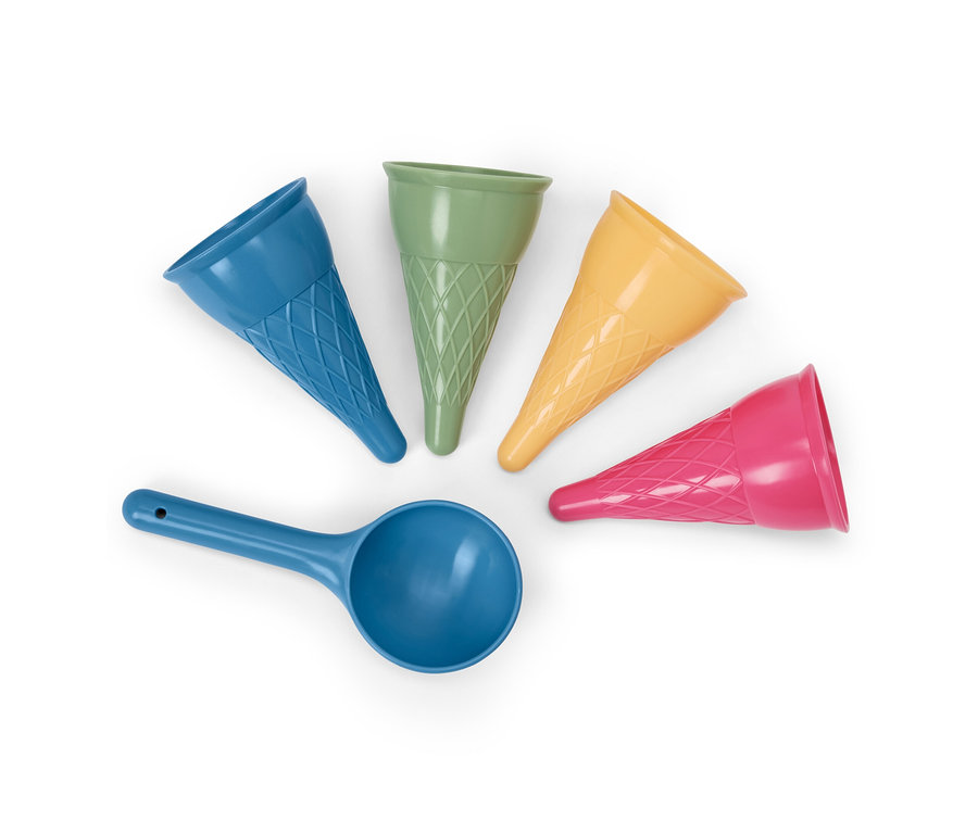 Fagyi alakú homokozóformák és egy kék lapát fehér háttéren.