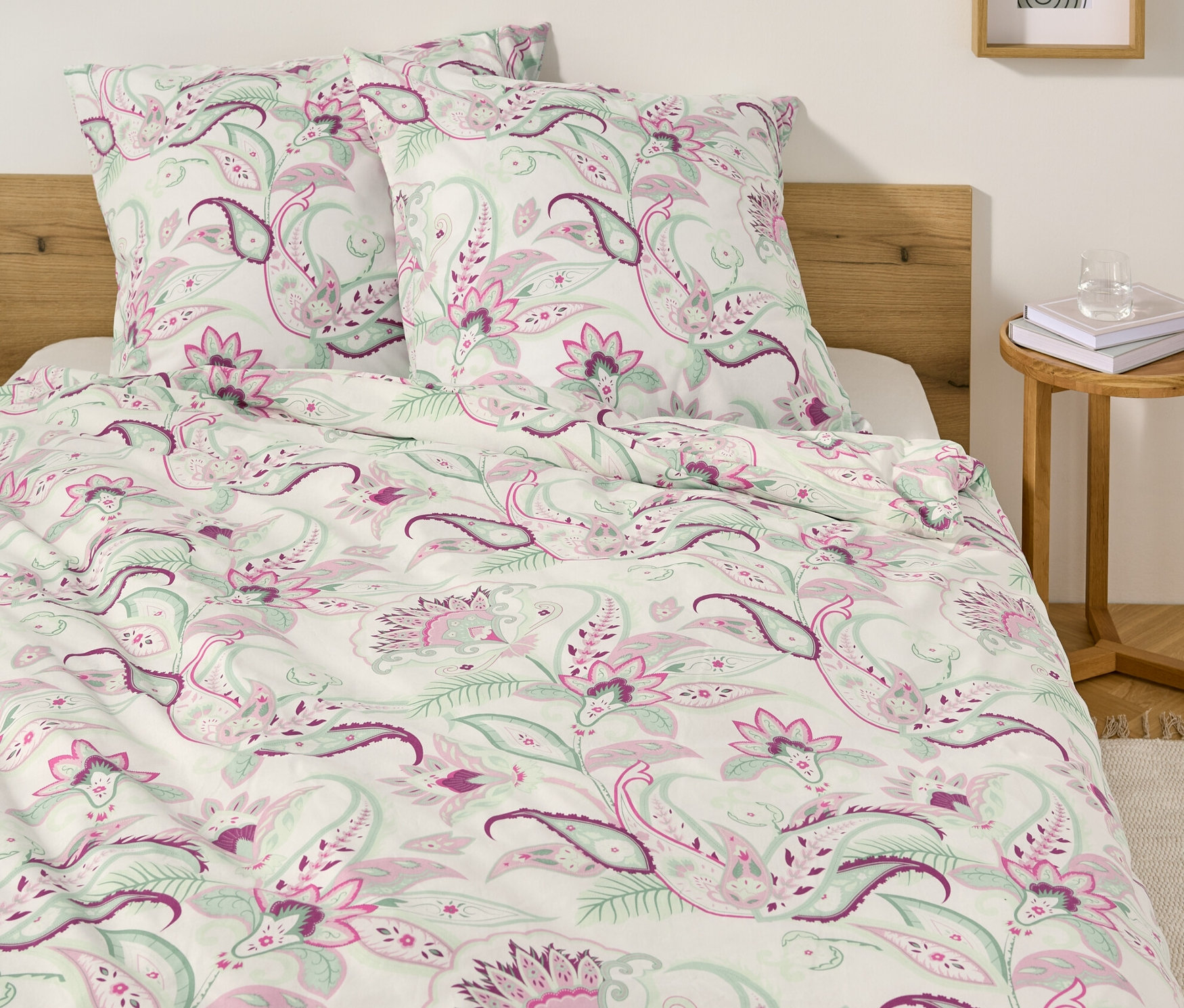 Ágy fehér, kasmír mintás renforcé ágyneművel és két párnával.