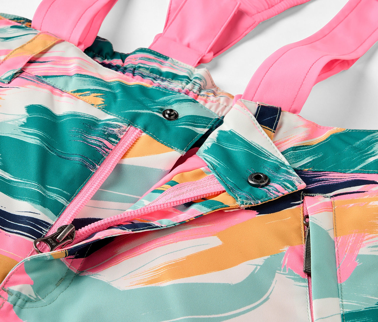 Közelkép egy többszínű kantáros nadrágról, rózsaszín pántokkal.