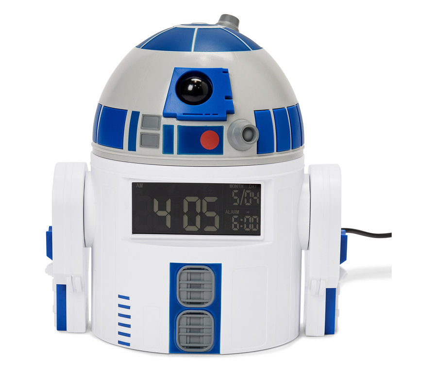 Közelkép egy R2-D2 ébresztőóráról, amely 4:05-öt, április 5-ét és egy 6:00-ra beállított ébresztőt mutat.