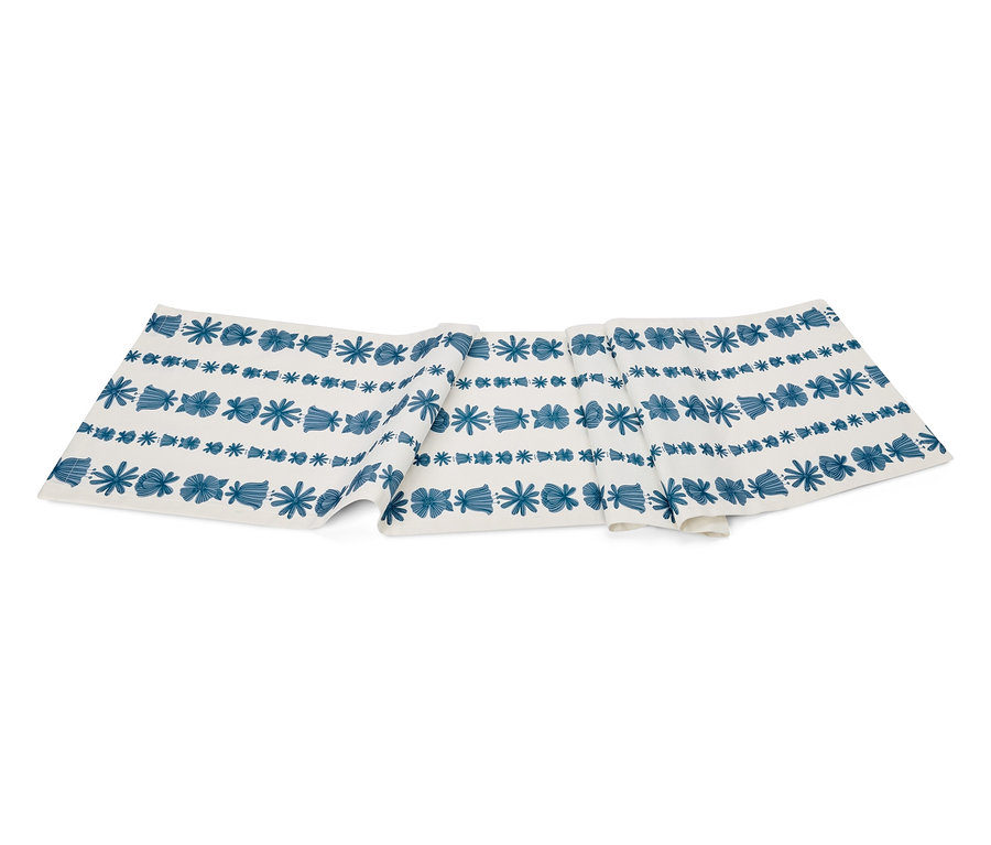 Fehér asztali futó kék virág- és geometriai mintával.