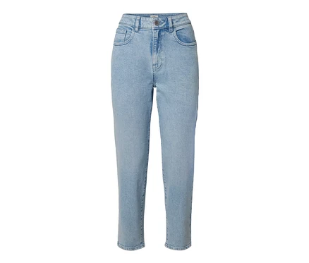 Világoskék Mom Jeans – Fit »Nyla« fehér háttérrel.