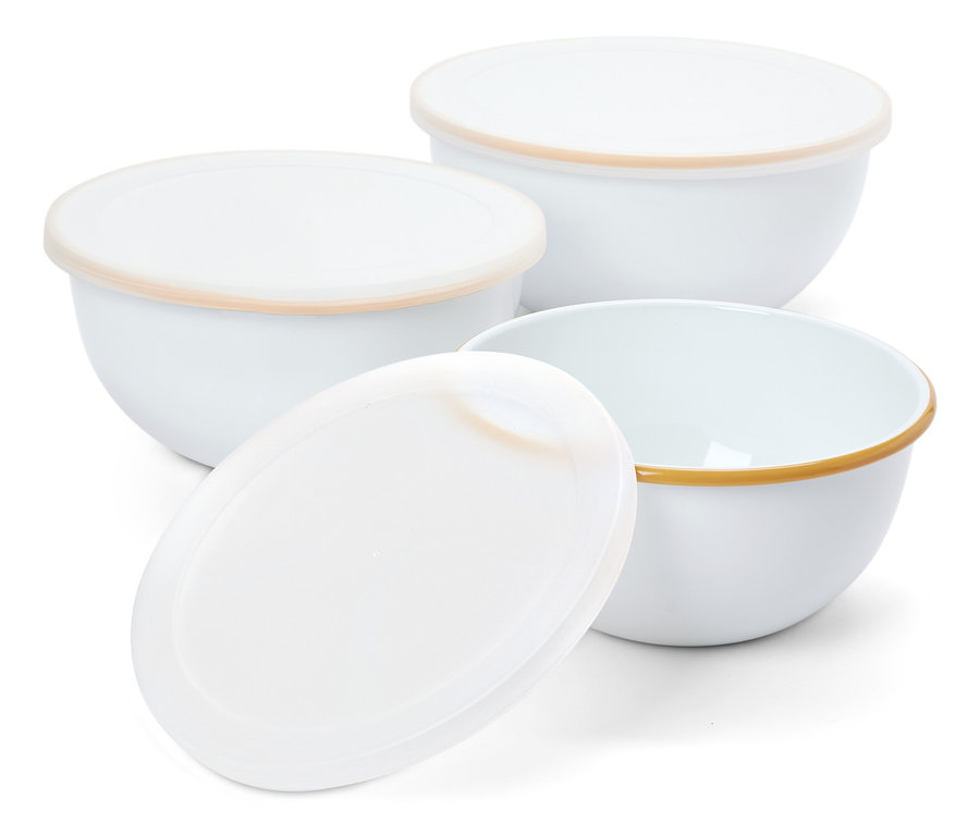 Három fehér tál fedővel fehér háttéren.