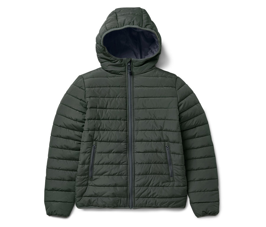 Zöld, steppelt, kapucnis kabát fehér háttérrel.