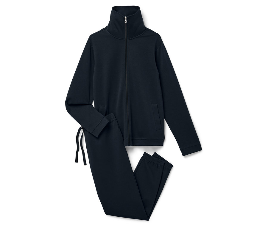 Egy sötétkék színű, cipzáras melegítőfelsőből és nadrágból álló szett fekszik egy fehér háttéren.