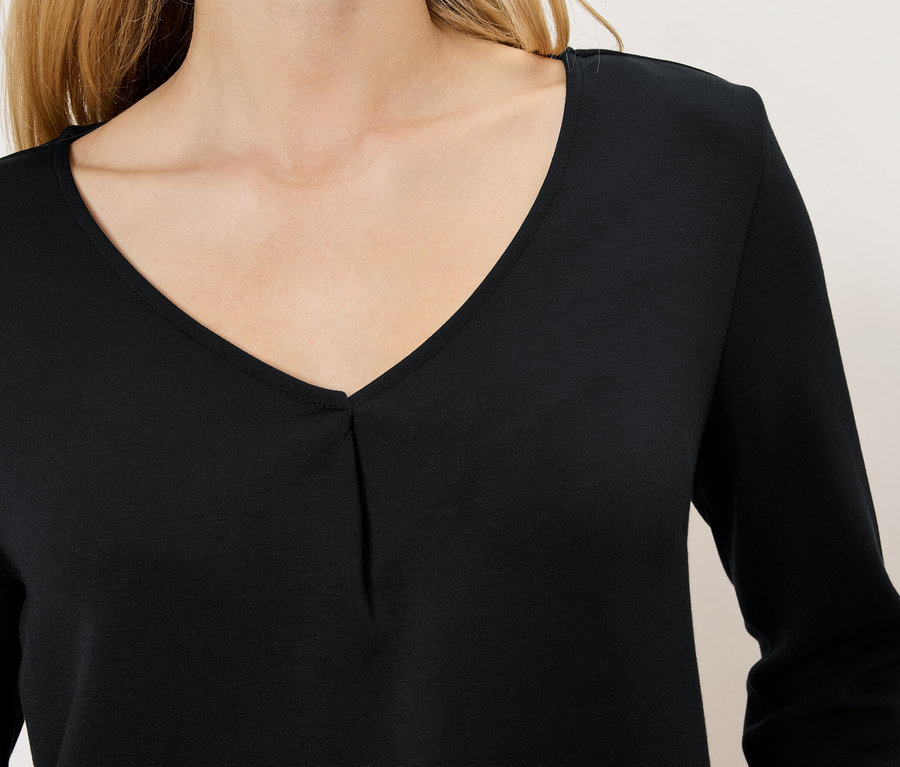 Fekete, hosszú ujjú, V-nyakú blúz.