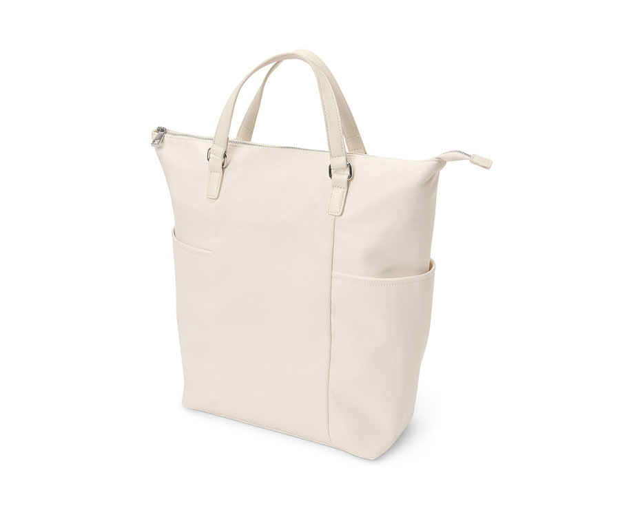 Egy krémszínű vászon hátizsák két fogantyúval és egy külső zsebbel.