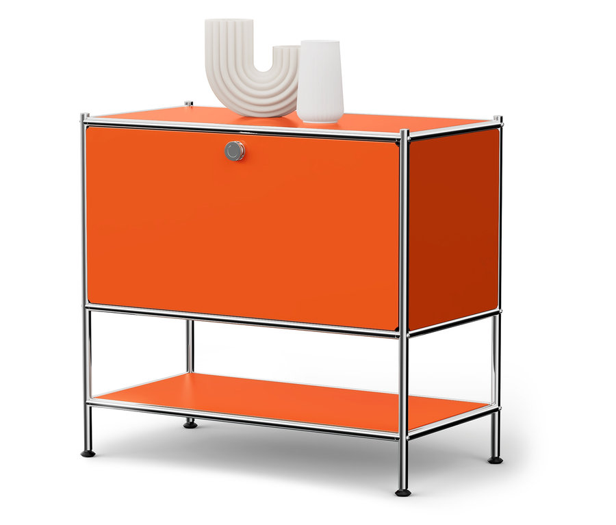 Narancssárga szekrény ezüst kerettel és két fehér vázával a tetején.