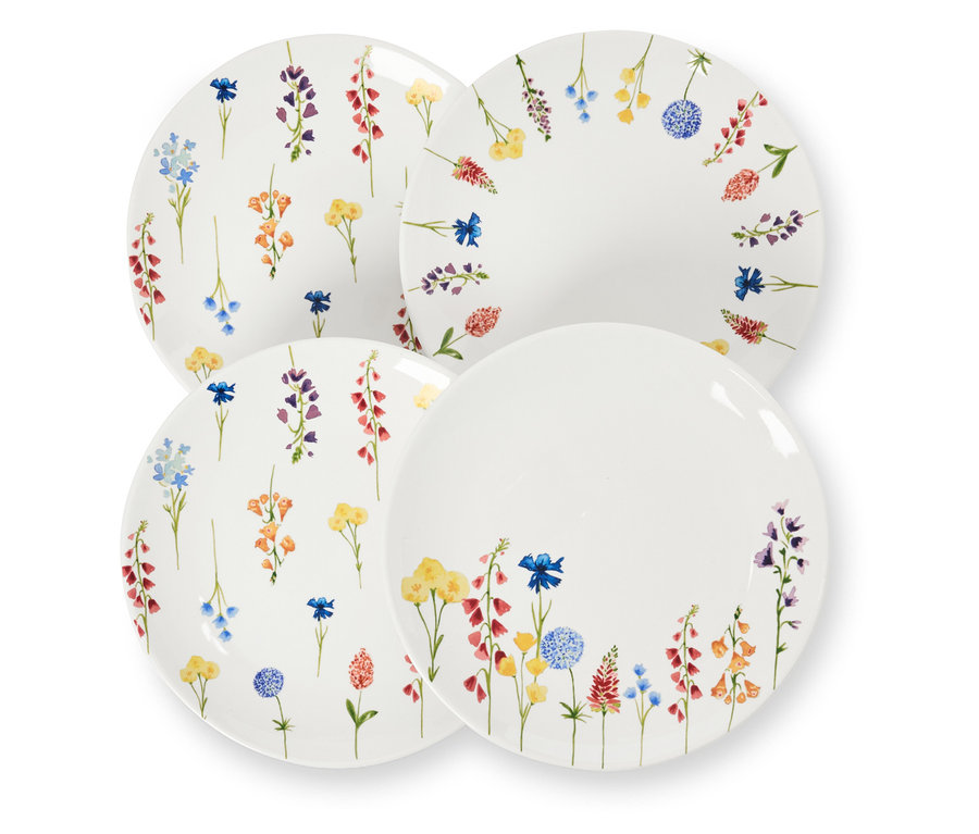 Négy virágmintás desszertes tányér egymáson.
