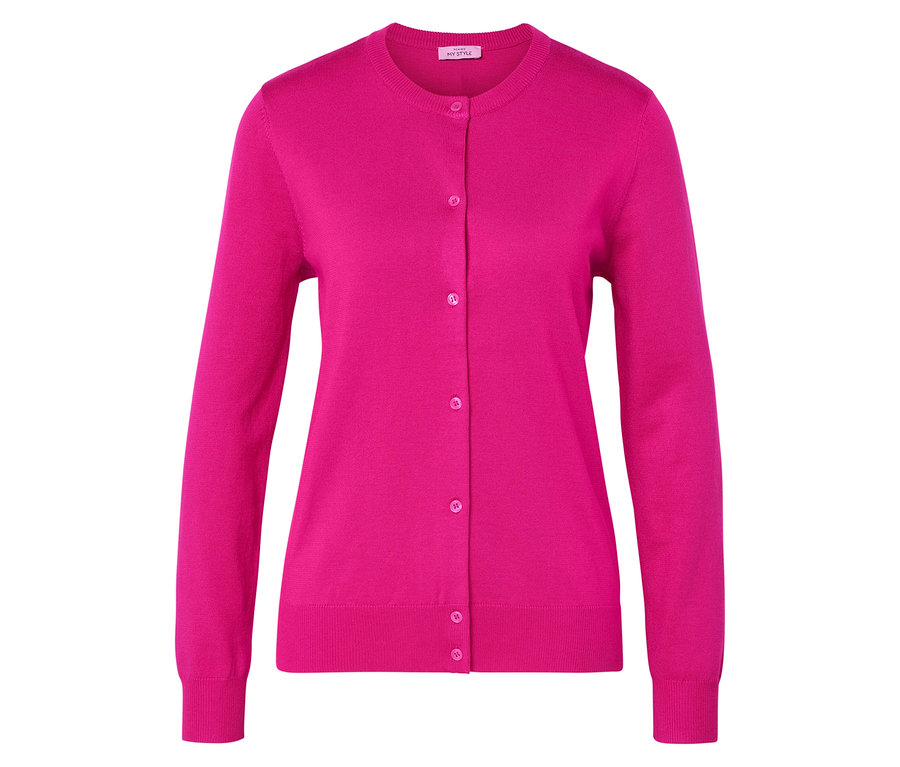 Egy rózsaszín, gombolható kardigán látható fehér háttér előtt.