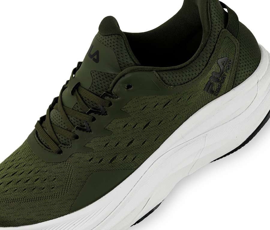 Közelkép egy beetle-white színű FILA Retron férfi sneakerről.