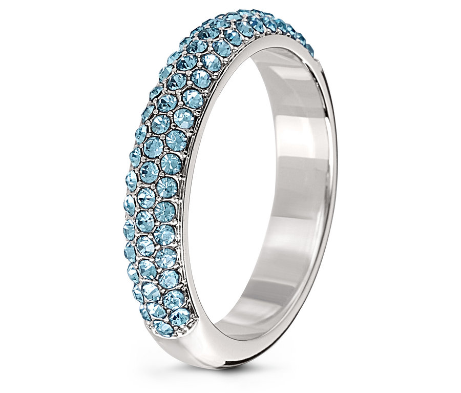 Egy ezüstszínű, világoskék kristályokkal kirakott gyűrű közeli képe.