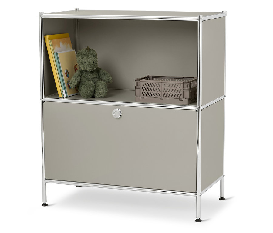 Szürke szekrény játékokkal és könyvekkel a nyitott polcon.