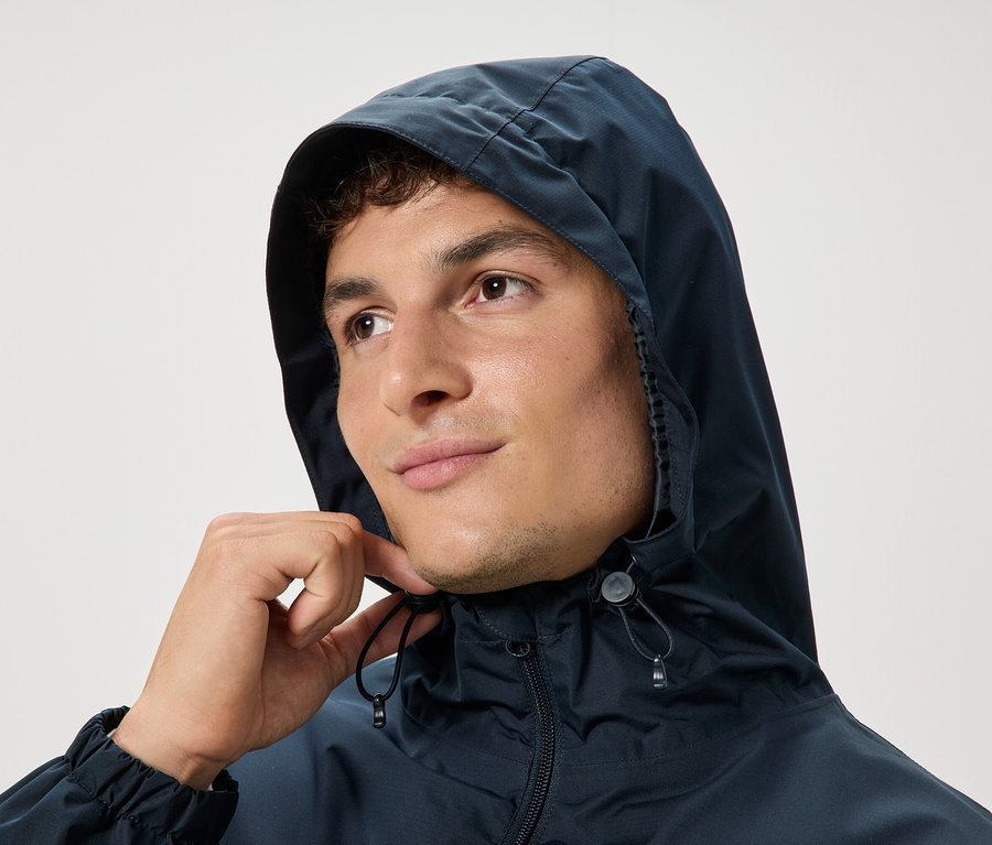 Kapucnis férfi, aki a zsinórokat húzza.