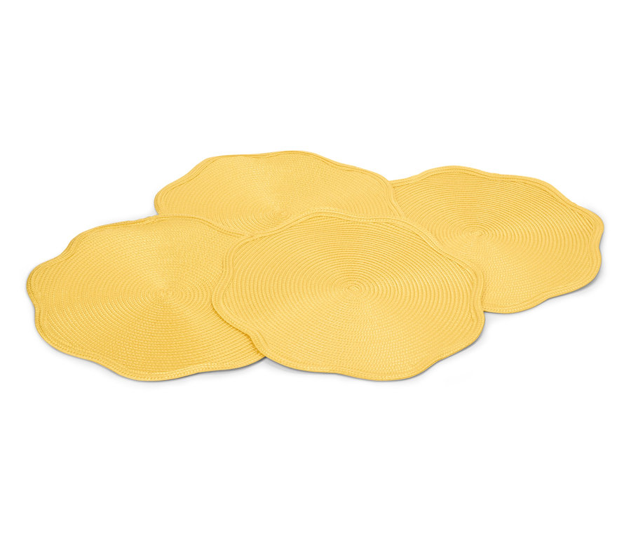 Négy sárga, hullámos szélű, kerek tányéralátét fekszik egymáson.