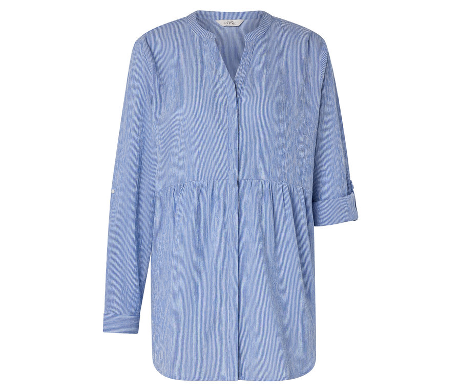 Egy kék-fehér csíkos ingruha V-nyakkivágással és hosszú ujjakkal.