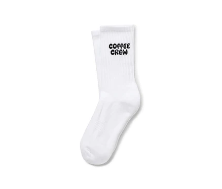 Egy pár fehér zokni "Coffee Crew" felirattal.
