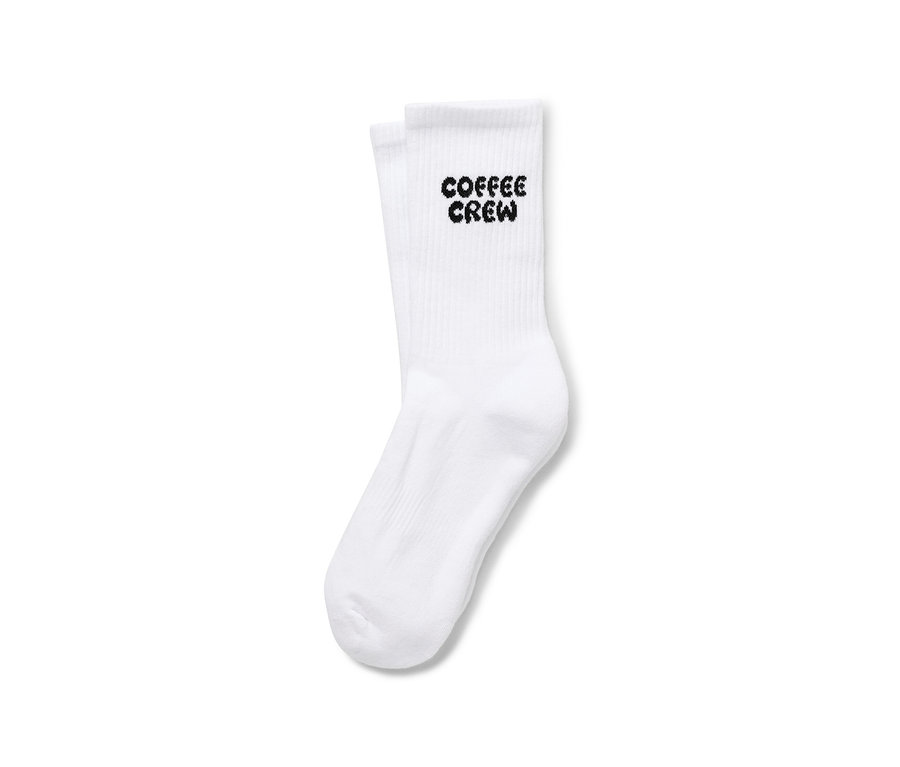 Egy pár fehér zokni "Coffee Crew" felirattal.