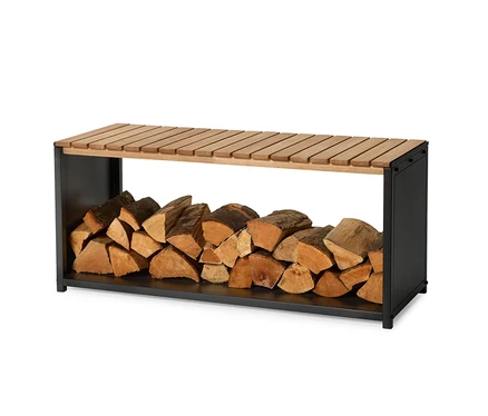 A fa egy fekete fatárolóban fekszik, világosbarna fa tetővel.