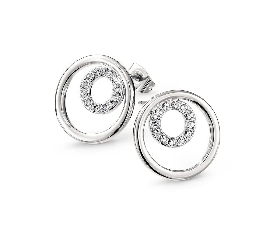 Két Swarovski® kristállyal díszített ezüst fülbevaló fehér háttéren.