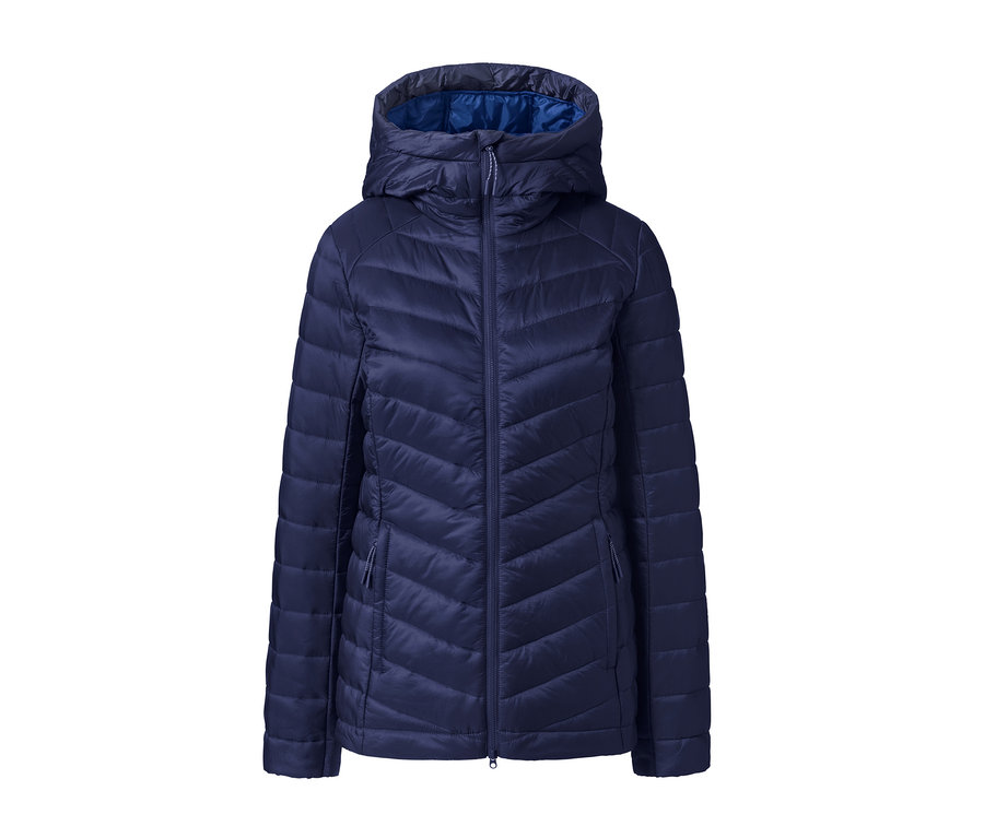 Egy kék, könnyű steppelt kabát.