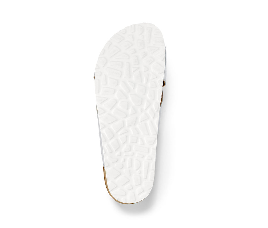 Közelkép egy női ezüst papucs talpáról.