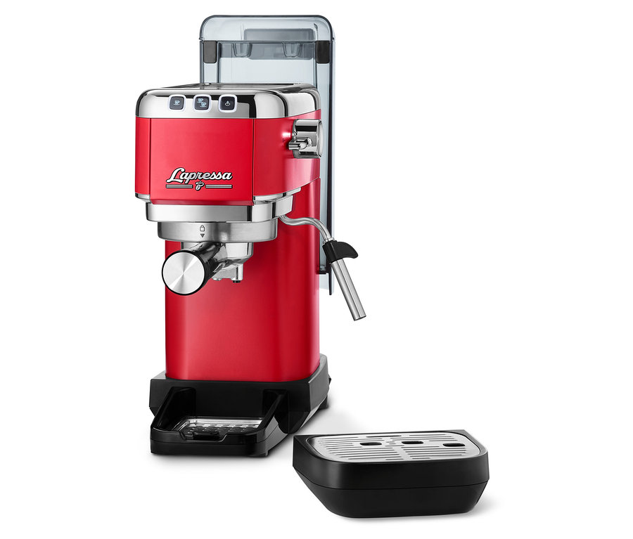 Egy piros »Lapressa« karos eszpresszó kávéfőző fehér háttérrel.