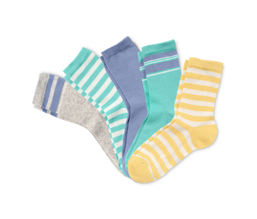 Öt pár különböző színű és mintájú bio pamut zokni.