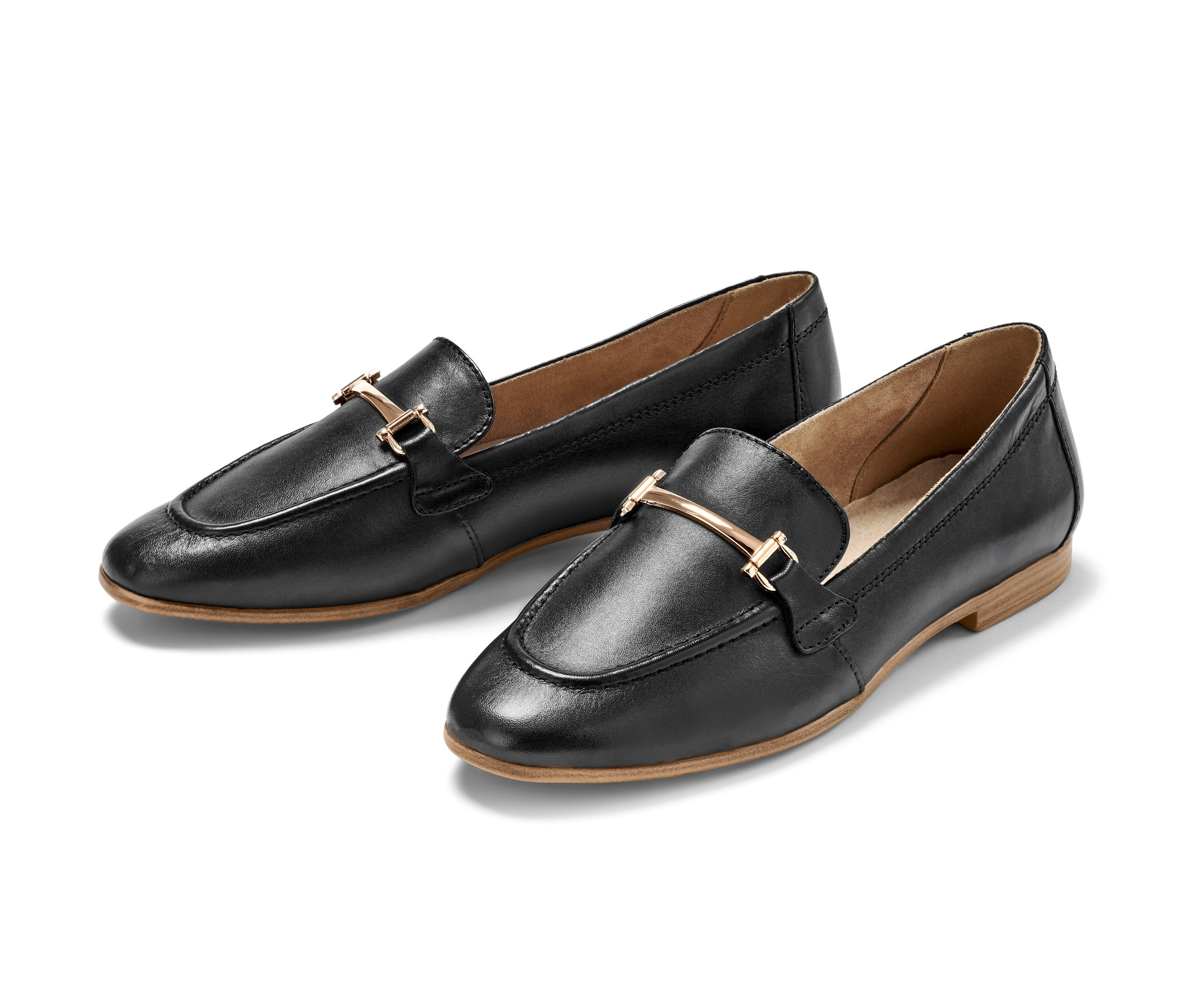 Két fekete bőr női mokaszin fekszik egymás mellett.