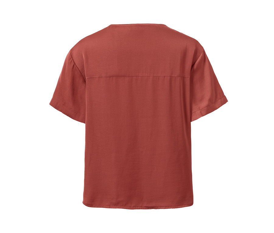 Egy bordó szatén tunikablúz részlete.