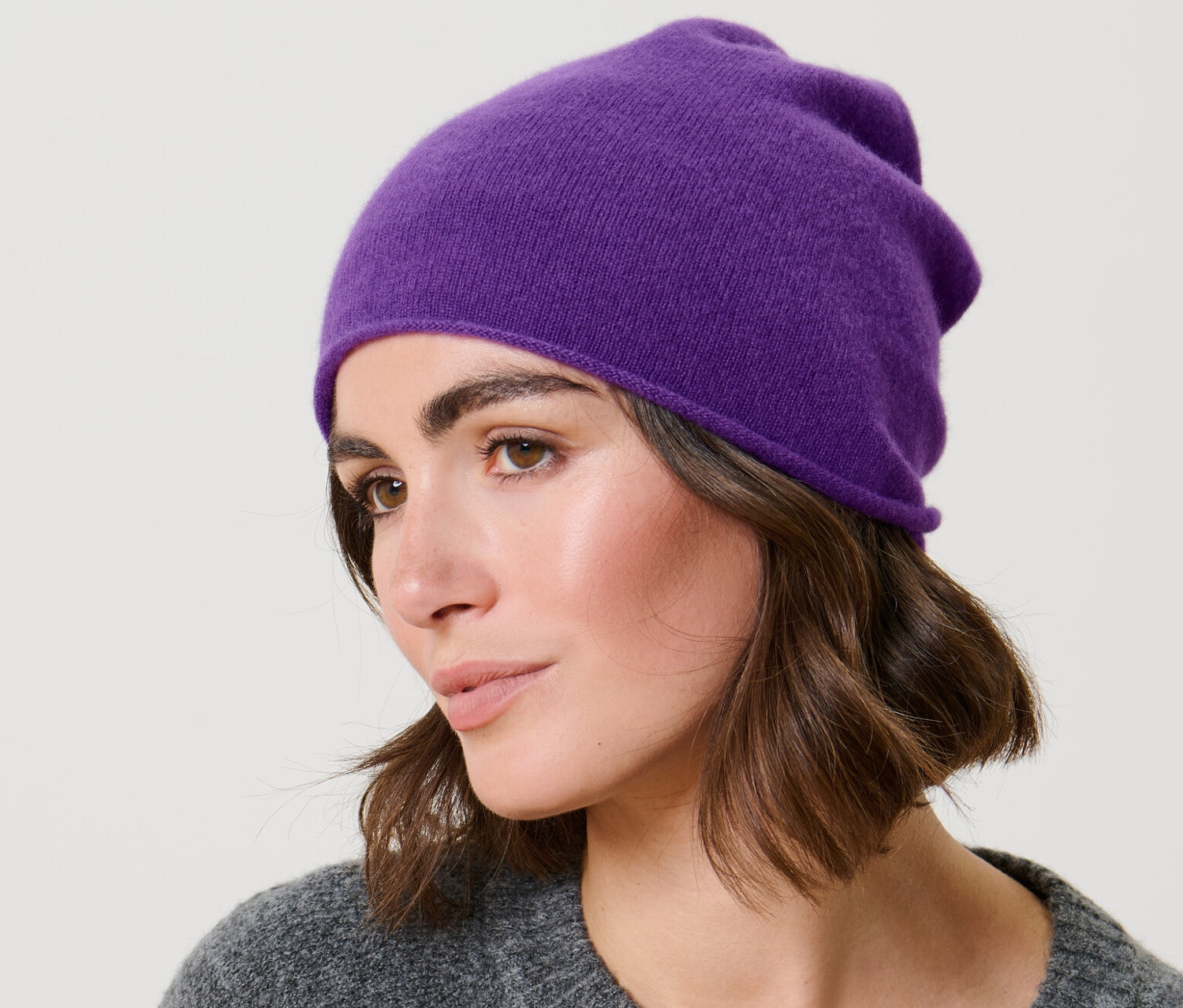 Nő kasmír sapkával a fején.