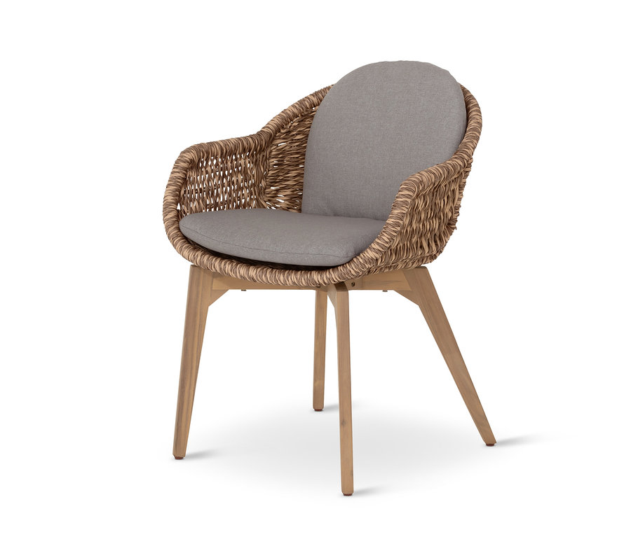 Egy prémium kagylószék közeli képe fonott polirattan és szürke párnák.