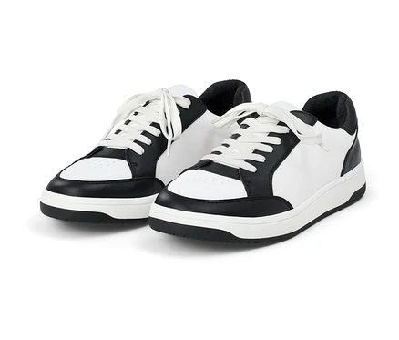 Két fekete-fehér bőr sneaker fehér fűzővel.
