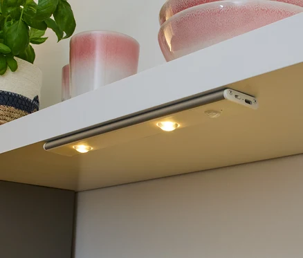 A pultra szerelt, akkumulátoros multifunkciós LED lámpa megvilágítja a munkaterületet.