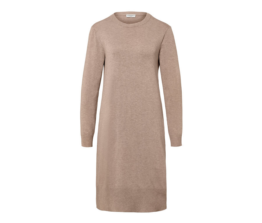 Egy bézs, finomkötésű, hosszú ujjú ruha.