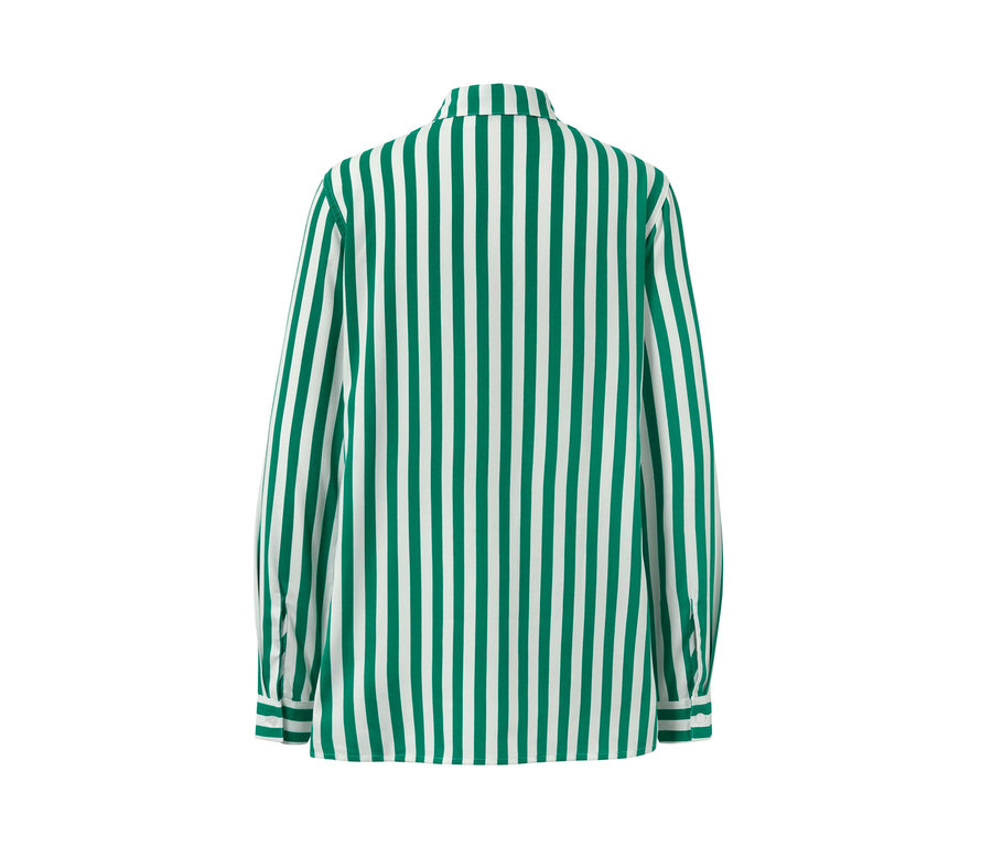 Hátulnézet egy zöld, csíkos blúzról.