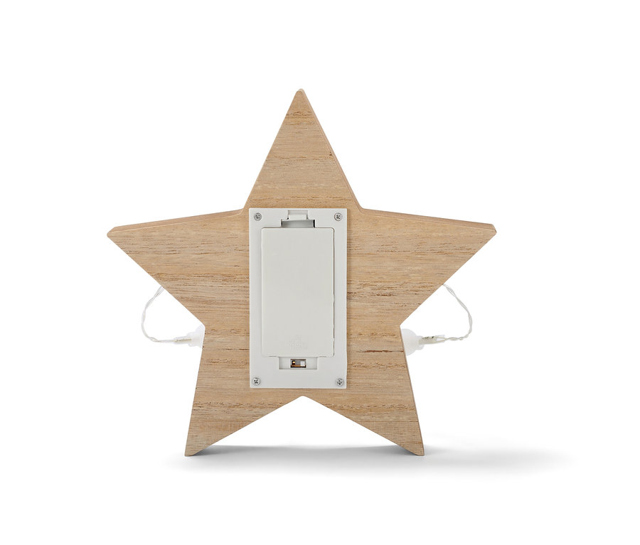 Egy fából készült LED-es csillag díszfigura hátulnézetének közeli képe, látható elemtartóval.