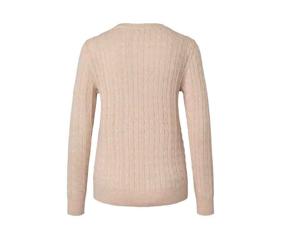 Egy krémszínű, fonott mintás kötött pulóver részlete.