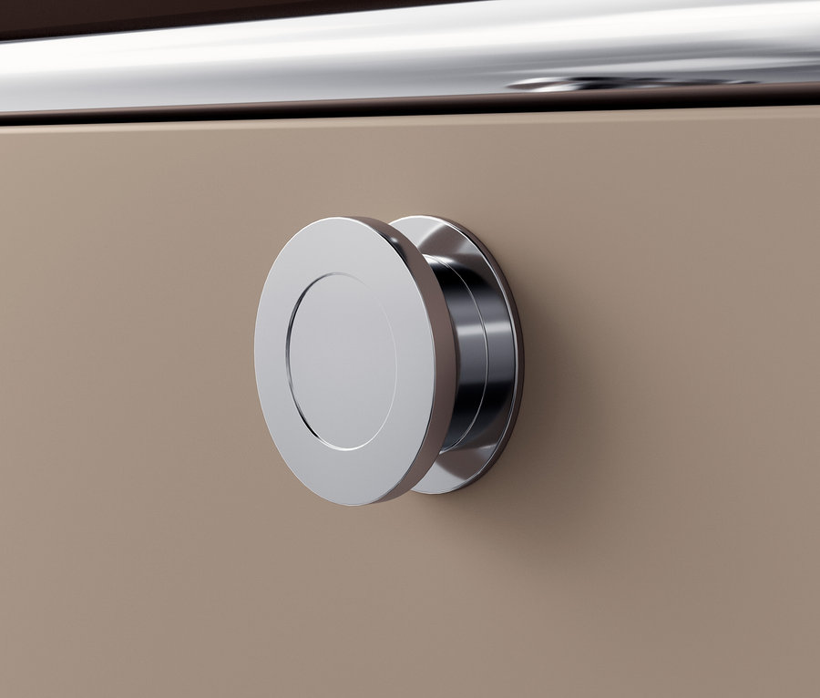 Egy szürkésbarna »CN3« fém komód részlete fa felső lappal és egy ezüst színű, kerek fogantyúval.