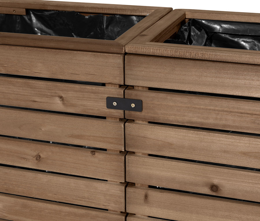 Két fából készült »Tinus« térelválasztó virágláda részlete, melyeket fekete fémcsat köt össze.