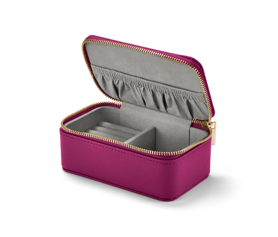 Nyitott, lila színű kis ékszertartó doboz arany cipzárral és szürke belsővel.