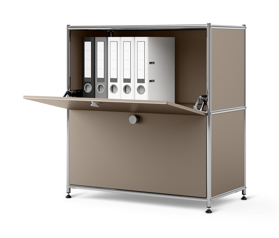 Nyitott fém komód »CN3«, alacsony, lenyíló ajtóval és iratgyűjtőkkel.