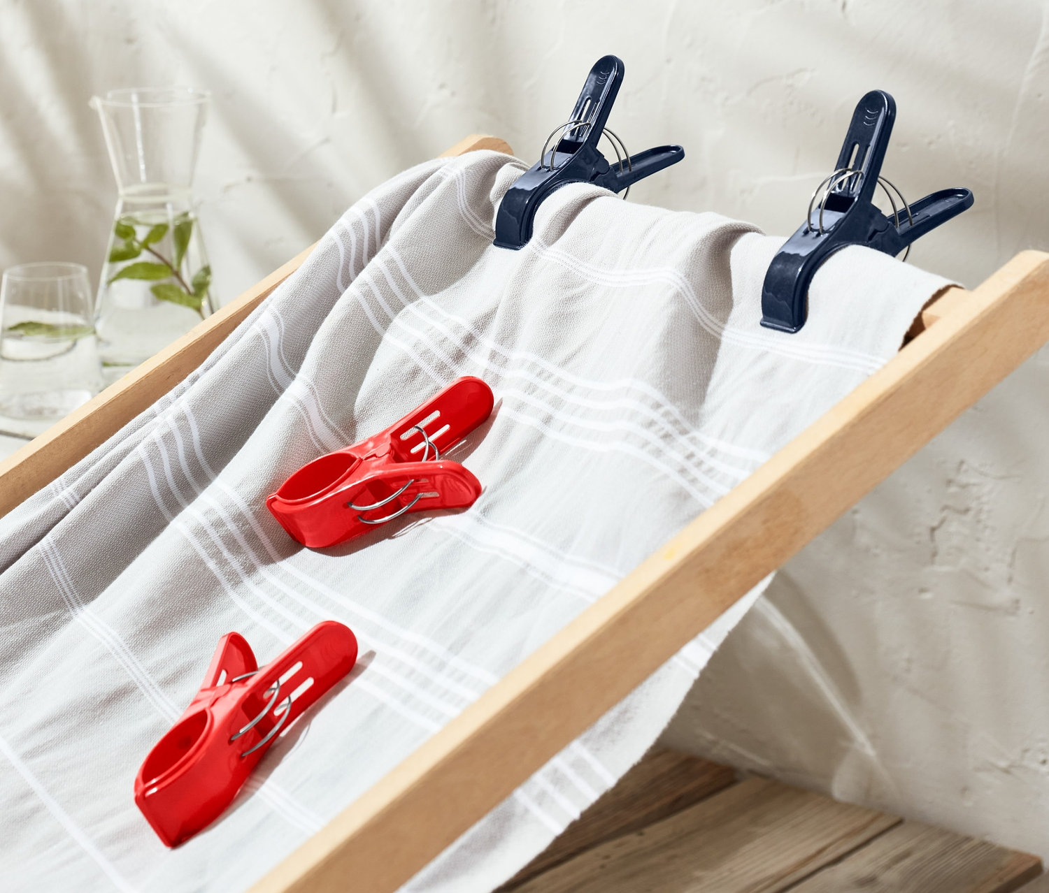 4 törölközőcsipesz van rögzítve egy napozóágyon.