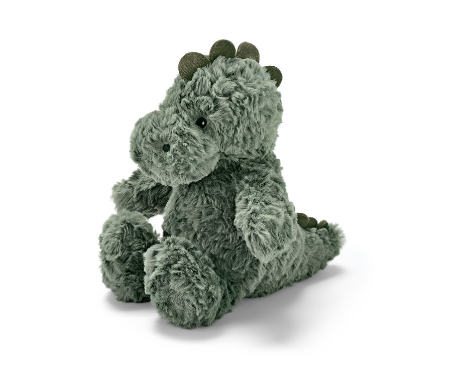 Egy plüss dínó ül fehér háttér előtt.