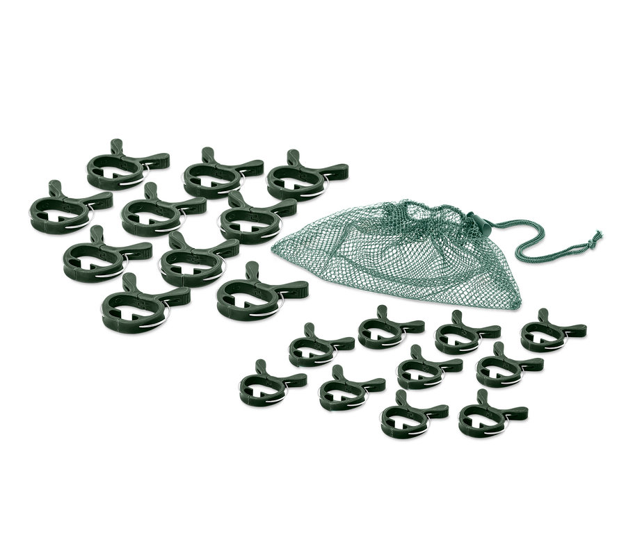 Szétterített zöld 20 növénycsipesz és egy hálós húzózsinóros táska.