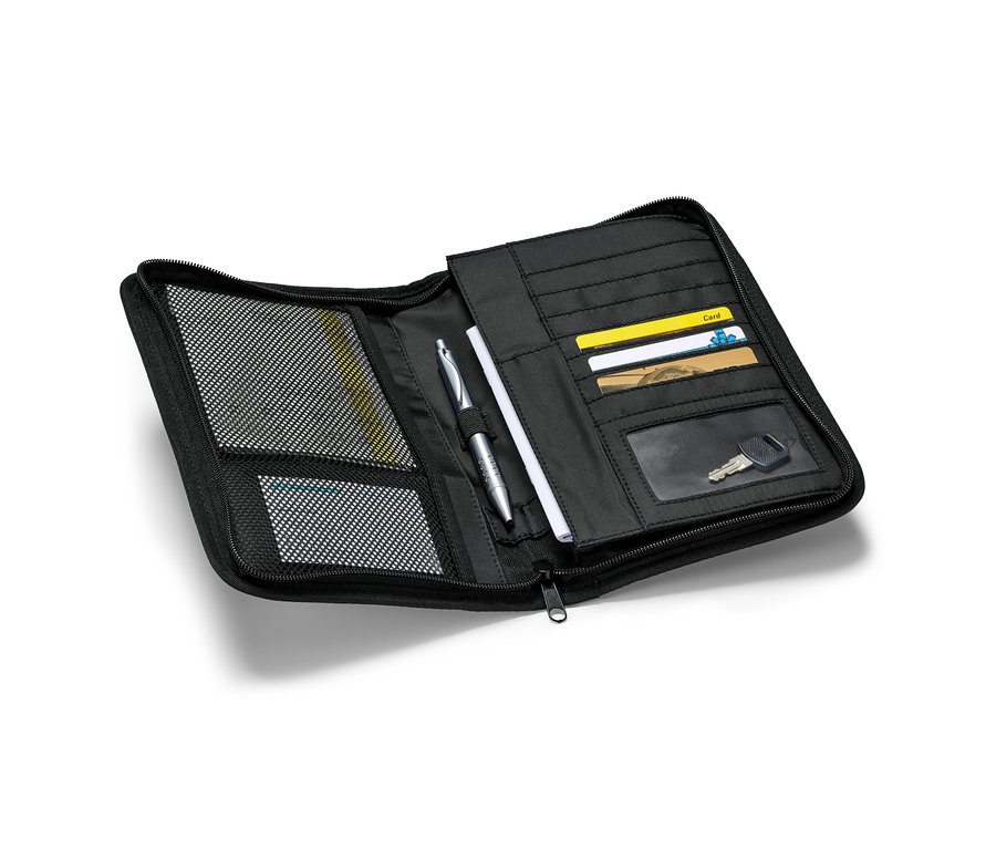 Egy nyitott, fekete autós kesztyűtartó rendszerező mappa kártyákkal, tollal, papírral és kulccsal.