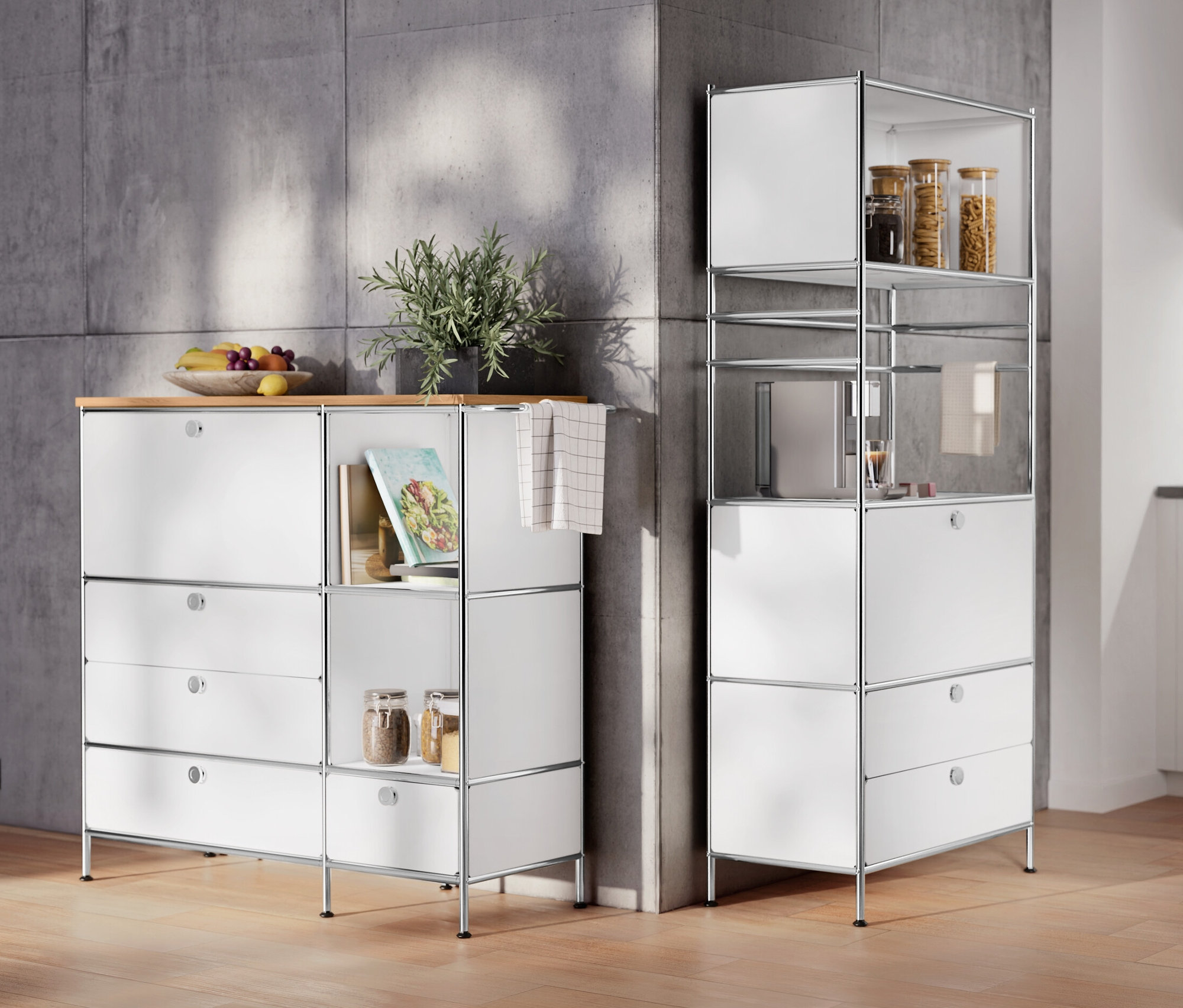 A szobában egy »CN3« fém komód fa felső lappal, 1 lenyíló ajtóval és 4 fiókkal, fehér és egy »CN3« fémpolc 1 ajtóval és 2 fiókkal áll.