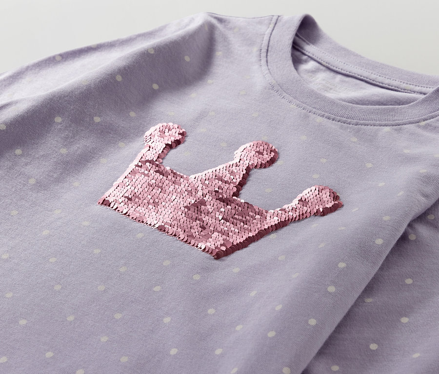 Lila, hosszú ujjú póló korona mintával és fehér pöttyökkel.