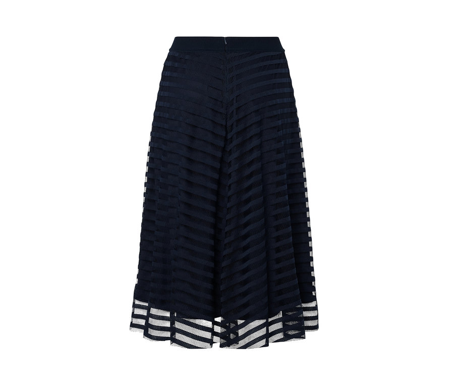 Egy sötétkék női mesh szoknya részlete.